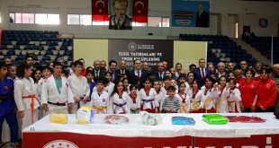 Hakkari'de spor kulüplerine nakdi ve malzeme yardımı yapıldı