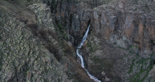 Ağrı'da 50 metre yükseklikten akan şelale doğa tutkunlarını ağırlıyor