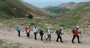 Van Gölü Aktivistleri Derneği üyeleri Adilcevaz'da doğa yürüyüşü yaptı