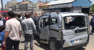 Ağrı'da tır ile hafif ticari aracın çarpıştığı kazada 3 kişi yaralandı