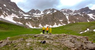 Doğaseverlerden Çatak'taki buzul gölünün çevresinde doğa yürüyüşü