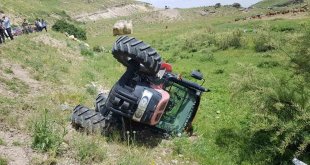 Devrilen traktörün kabinli olması sürücüyü kurtardı