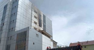 Atıl durumda bulunan hastanede yangın