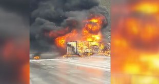 Kimyasal malzeme yüklü tır ile başka bir tırın çarpışması sonucu yangın çıktı: 2 sürücü öldü
