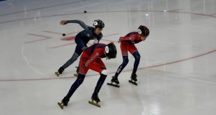 Erzurum'da düzenlenen Buz Pateni Türkiye Birinciliği, resmi antrenmanlarla başladı