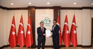 Kültür ve Turizm" isimli kitap Vali Akbıyık'a takdim edildi