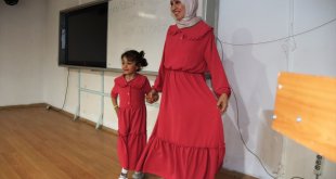 Iğdır'da kadın kursiyerler, diktikleri giysileri çocuklarıyla defilede tanıttı