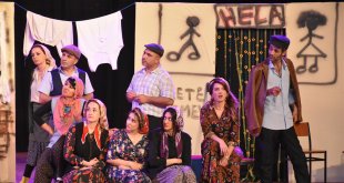 Öğretmenlerin kurduğu tiyatro topluluğunun gösterisi yoğun ilgi gördü