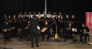 Van'da sağlık çalışanları, depremzedeler için türküler söyledi