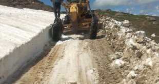 Kars'ta 2 bin 700 rakımda yaz mevsiminde karla mücadele devam ediyor