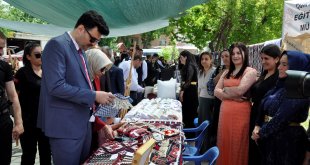 Çukurca'da yıl sonu sergisi açıldı