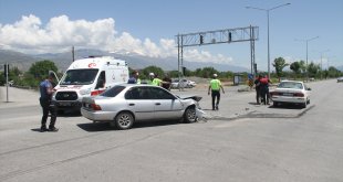 Erzincan'da otomobillerin çarpışması sonucu biri bebek 4 kişi yaralandı