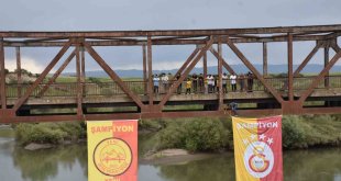 Şampiyonların bayrağı köprüye asıldı