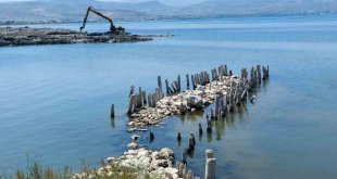 Van Gölü'nde balçık temizliği sonrası 100 yıllık iskele tamamen ortaya çıktı