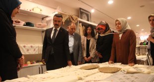 Ahlat Halk Eğitim Merkezi'nde yıl sonu sergisi açıldı
