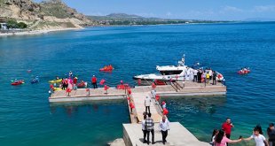 Dalgıçlar, Van Gölü'nün derinliklerinde temizlik yaptı