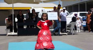 Van'da minikler 'geri dönüşüm' defilesi düzenledi