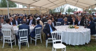 Hakkari'de evlenen çift, 5 depremzede ailenin bir yıllık ihtiyacını karşılayacak