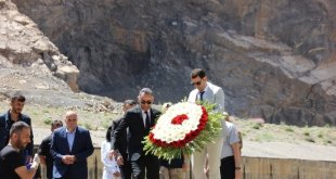 Depremde hayatını kaybedenlerin anısına Zap Suyu'na çiçek bırakıldı