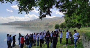 Elazığ'da jandarma ekipleri ve öğrenciler Hazar Gölü çevresinde temizlik yaptı