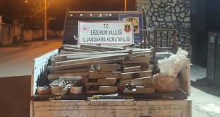 Karayollarına ait bariyeleri çalan hırsızlara Jandarma'dan suçüstü