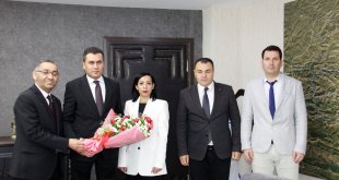 Hakkari'de depremlerde yaşamını yitirenler için Zap Suyu'na çiçek bırakıldı