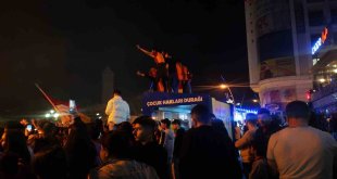 Erzurum'da Galatasaray taraftarı hem şampiyonluğu hem derbi galibiyetini kutladı