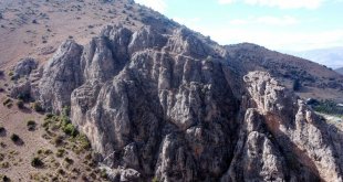 Erzincan'da devasa kayalık üzerindeki kalenin tarihi Tunç Çağı'na dayanıyor