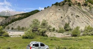Tunceli'de hafif ticari araç şarampole devrildi: 6 yaralı