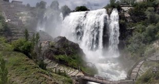 Kar ve yağmur sularıyla coşan Tortum Şelalesi ziyaretçilerini bekliyor