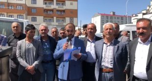 Patnos'ta yolların bozuk olduğu iddiasıyla belediyeye tepki gösterildi