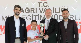 Ağrı'da 35 bin 245 kişinin ziyaret ettiği 'Bilim Dolu Günler Bilim Şenliği' ödül töreni düzenlendi