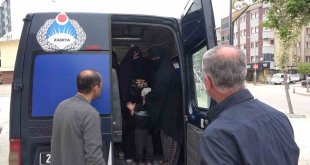 Elazığ'da dilenci operasyonu: Kimisi ilaç param yok dedi, kimileri de kamerayı görünce araçtan inmedi
