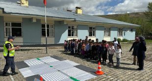 Bingöl'de jandarmadan ilkokul öğrencilerine trafik eğitimi