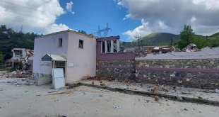 Tunceli'de ağır hasarlı kamu binalarının yıkımına başlandı