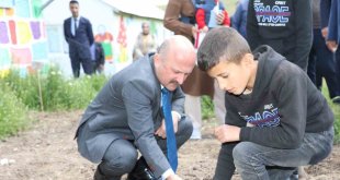 Ağrı Valisi Varol, öğrencilerle birlikte tohum ekimi gerçekleştirdi