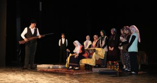 Erzurum'da koruma ve bakım altındaki öğrenciler "Töre" oyununu sahneledi