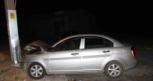 Elazığ'da otomobiliyle direğe çarpan sürücü hayatını kaybetti