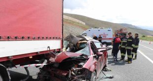 Otomobil tırın altına girdi: 2 ölü, 3 yaralı