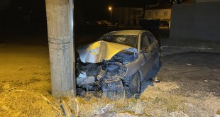 Elazığ'da direğe çarpan otomobildeki 6 kişi yaralandı