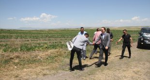 Malazgirt Kaymakamı Bayram, tarlada çiftçilerle bayramlaştı