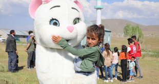 Muradiye'de Kızılay gönüllüleri çocukları eğlendirdi