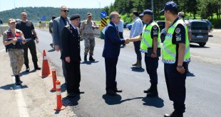 Ardahan Valisi Öner, nöbetçi kolluk ve sağlık personeliyle bayramlaştı