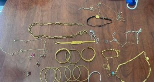 Erzurum'da gençlerin bulduğu 500 bin liralık altın polisle sahibine verildi