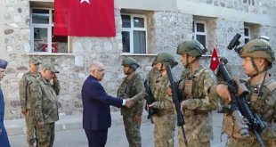 Bakan Güler Aktütün'de askerle bayramlaştı