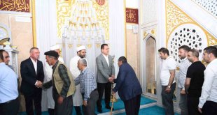 Vali Akbıyık vatandaşlarla bayramlaştı