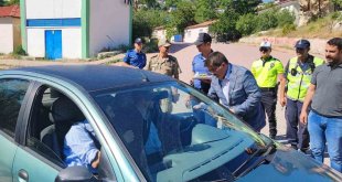 Tunceli'de çikolatalı ve oyuncaklı yol kontrolü