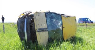 Kars'ta lastiği patlayan taksi devrildi, 1 kişi öldü, 2 kişi yaralandı