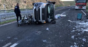 Erzurum'da hafif ticari aracın bariyerlere çarptığı kazada 1 kişi öldü, 2 kişi yaralandı