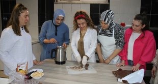 Van'da bayram çikolataları kadınların elinde şekilleniyor